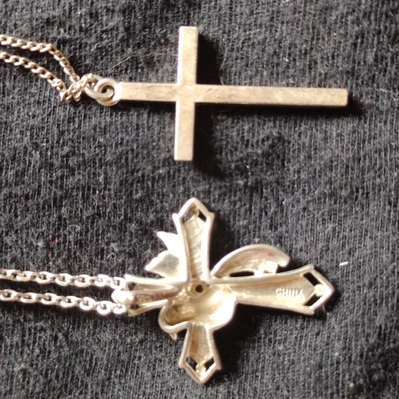 2 silver Crosses - Picture 2 of 6